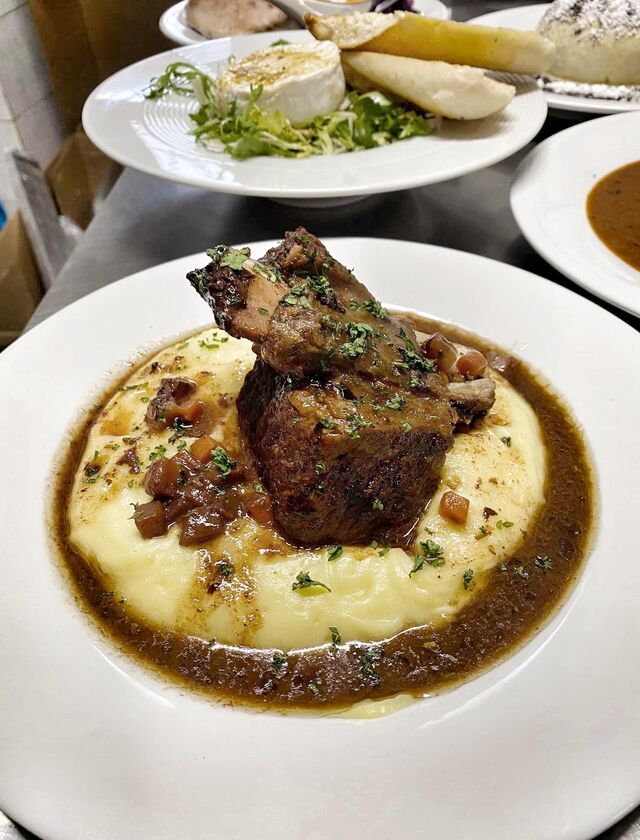 Hovězí žebírko na kořenové zelenině a červeném víně