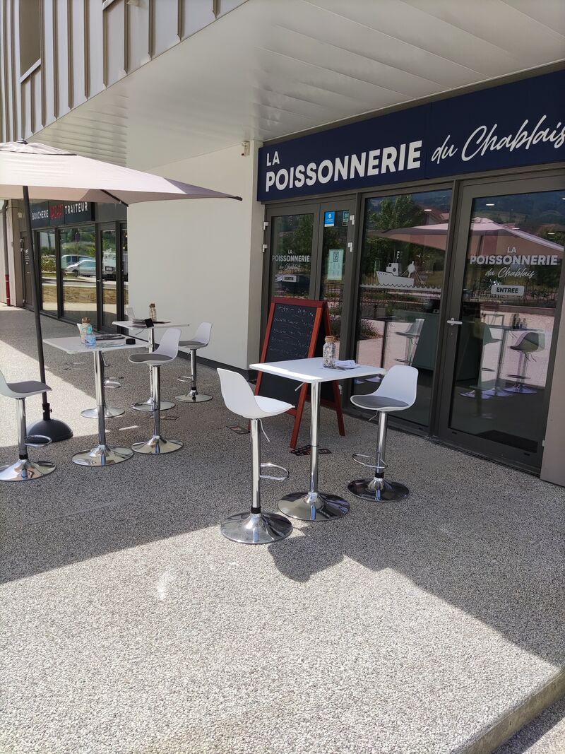 Terrasse pour partager un bon moment autour d'un plateau d'huîtres ou de fruit de mer accompagné de son verre de vin blanc