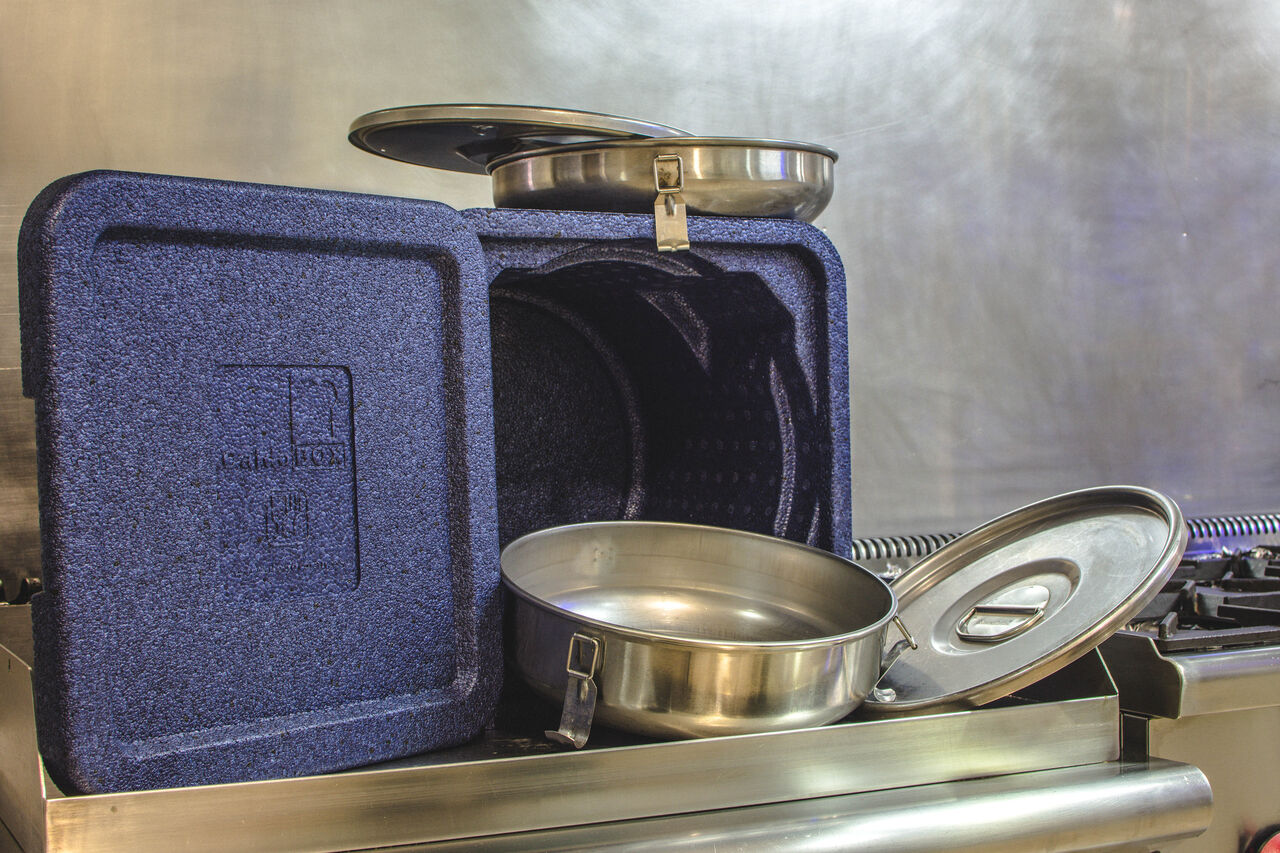 Material de envasado y transporte de nuestros productos. Homologados para el mantenimiento de la temperatura hasta su servicio.