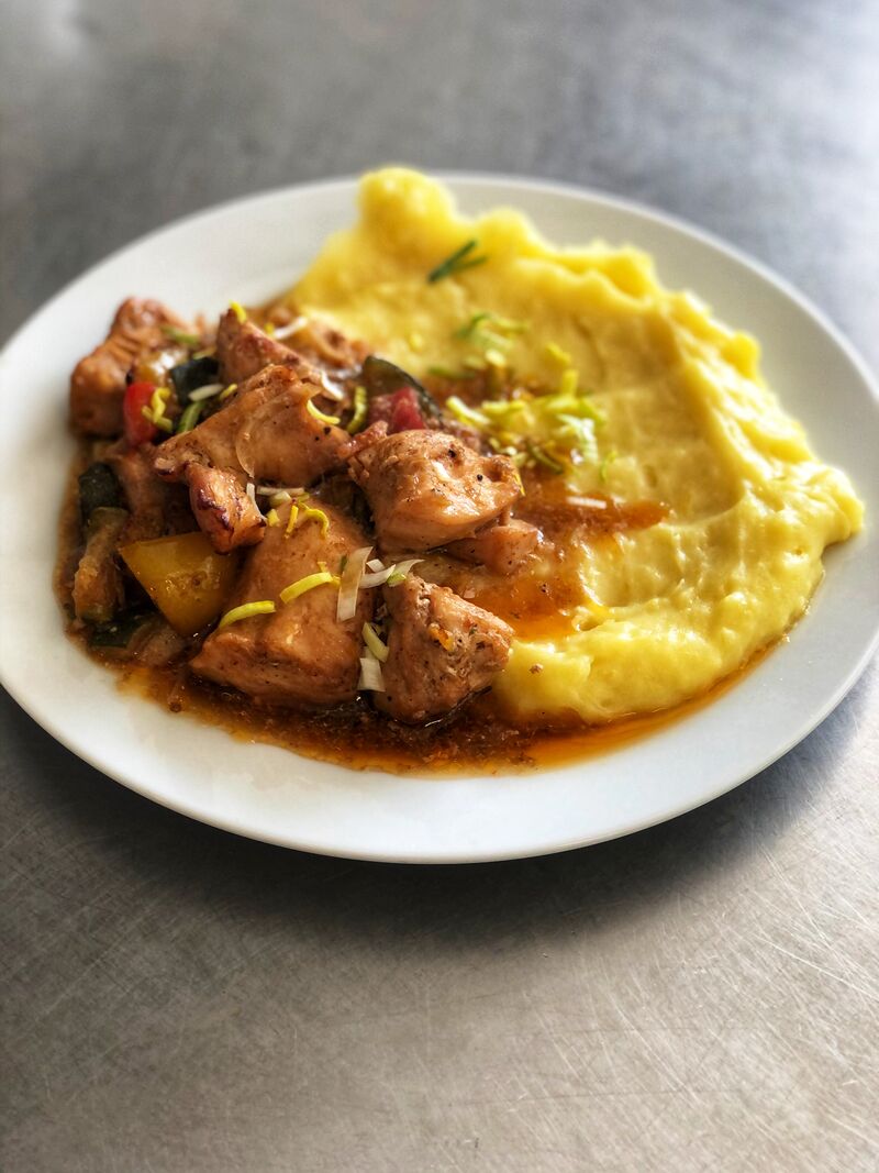 Pečené kuřecí kostky se zeleninou, slaninou a bramborovou kaší