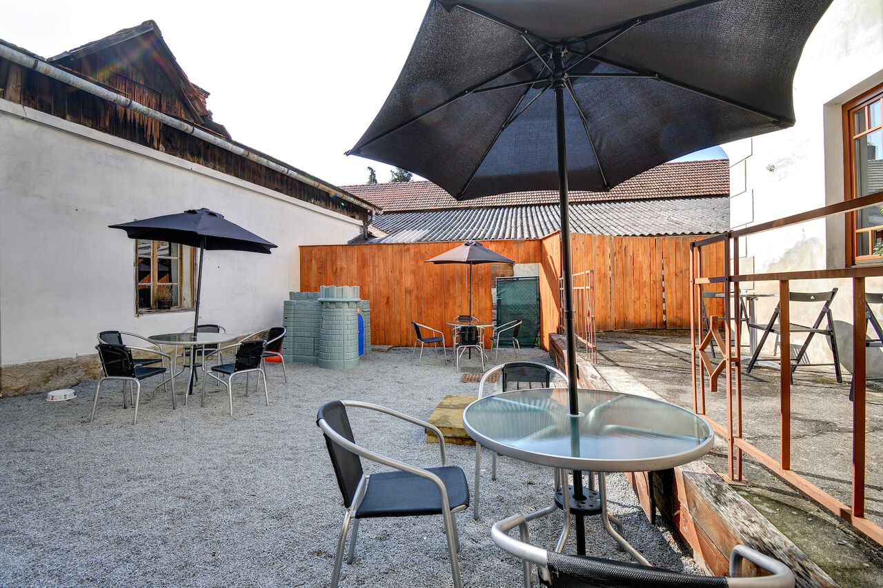 Venkovní hřiště a zahrádka s terasou