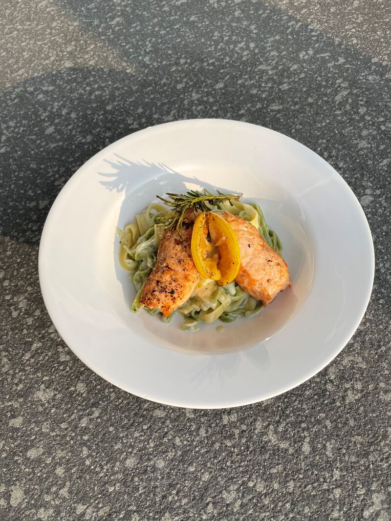 Lachsfilet auf Weizen-/Spinat-Tagliatelle in Gorgonzola-Soße