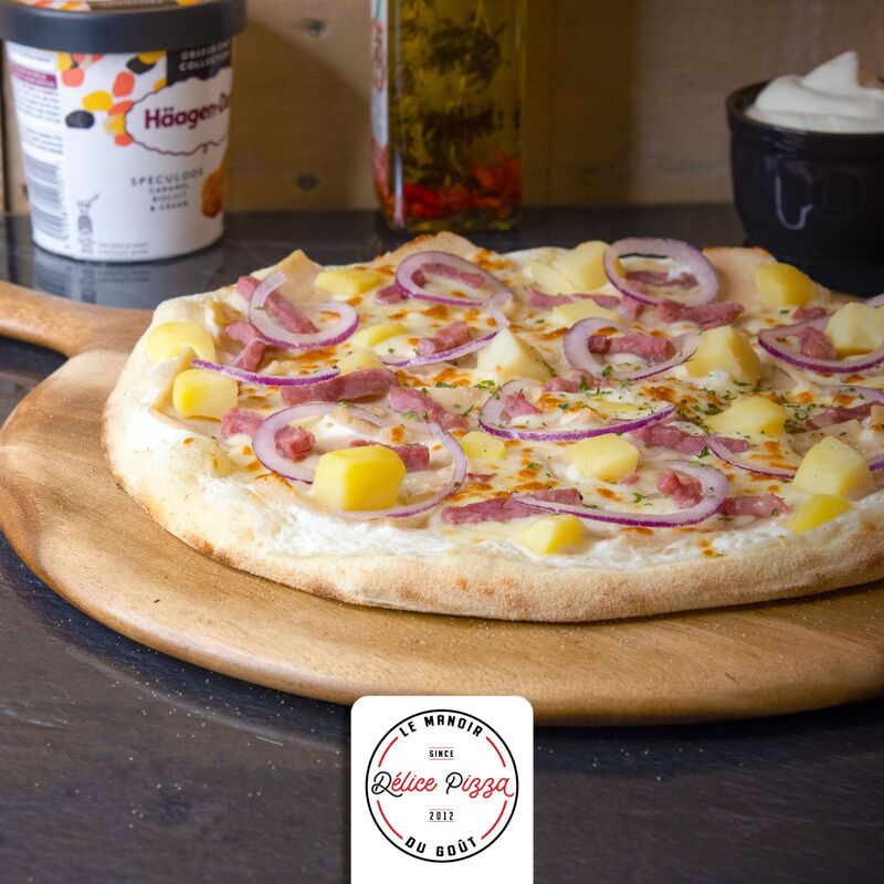 LA CHEF : crème fraiche, blanc de poulet, mozzarella, lardons, pomme de terre, oignons, persillade.