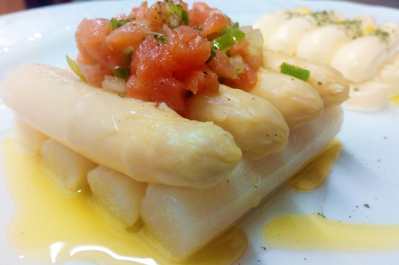 Esparragos Navarros con vinagreta de salmon ahumado y mahonesa casera