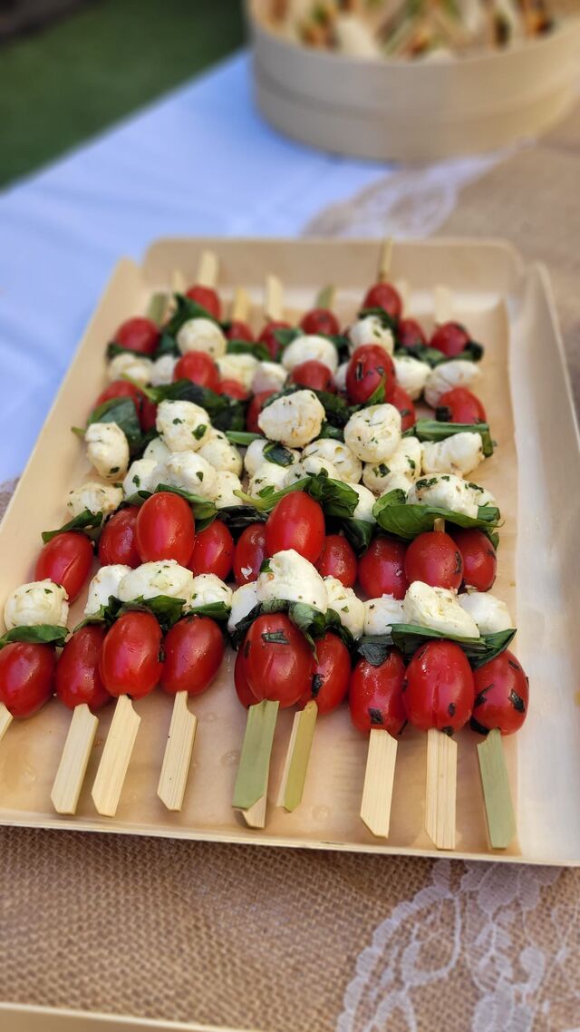 Brochettes tomates, mozza, basilic frais. 