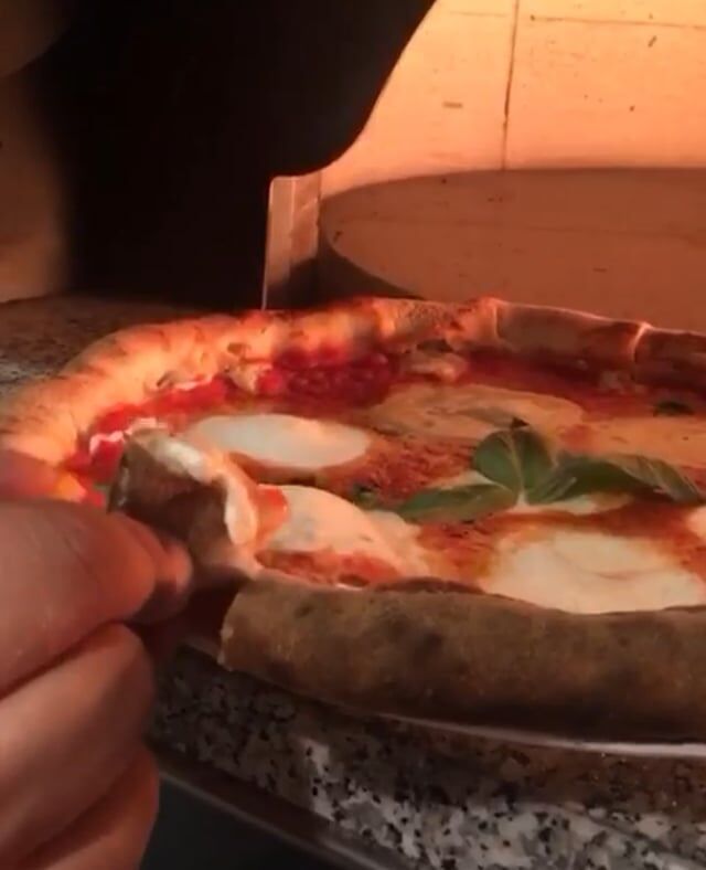 Pizza Regina Margherita con cornicione ripieno di Philadelphia e speck 