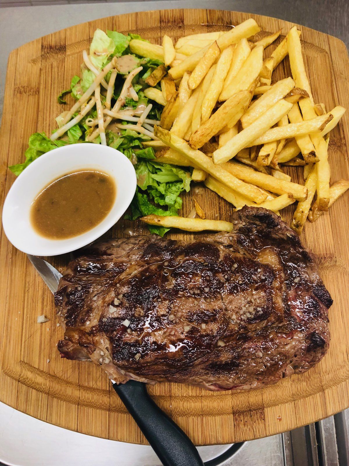 Brasserie LA VILLA
Entrecôte très appréciée des amateurs
Frites fraîches , sauce poivre .
