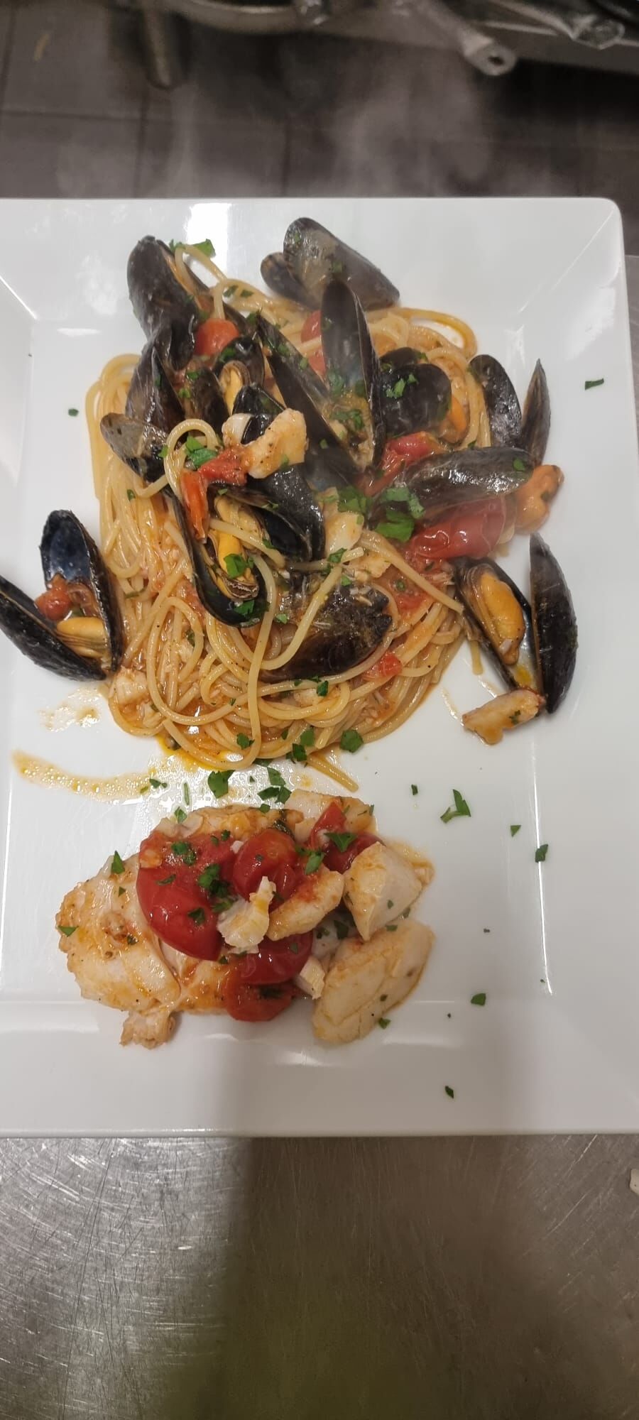 Spaghetti mit Muscheln, Skreifilet und Pomodorini 