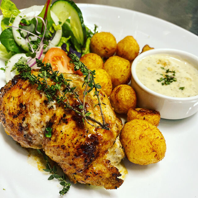 Kuřecí smotek s anglickou slaninou a nivou, opékané brambory, smetanová pepřová omáčka