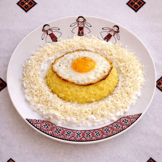 Mamaliguta cu branza si smantana si ou - 30 lei