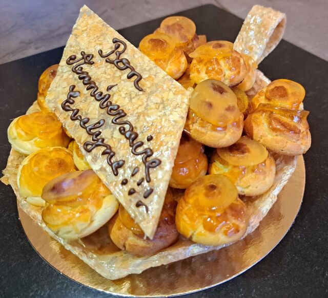 Panier de croquembouches en nougatine - 6,90€/part, 4 choux/pers