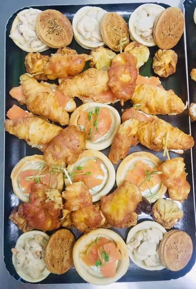 Plateau « Amuse bouche »
~ Mini croissant saumon fumé et saint Morêt
~ Mini bouche à la reine saumon fumé ail et fine herbe