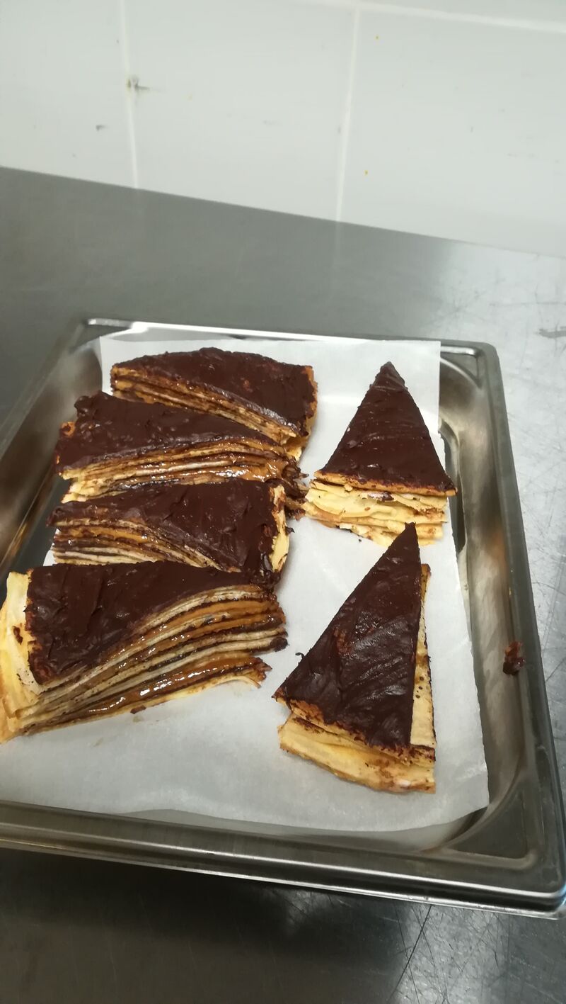 mille feuille de crêpes : chocolat-pralin-crème