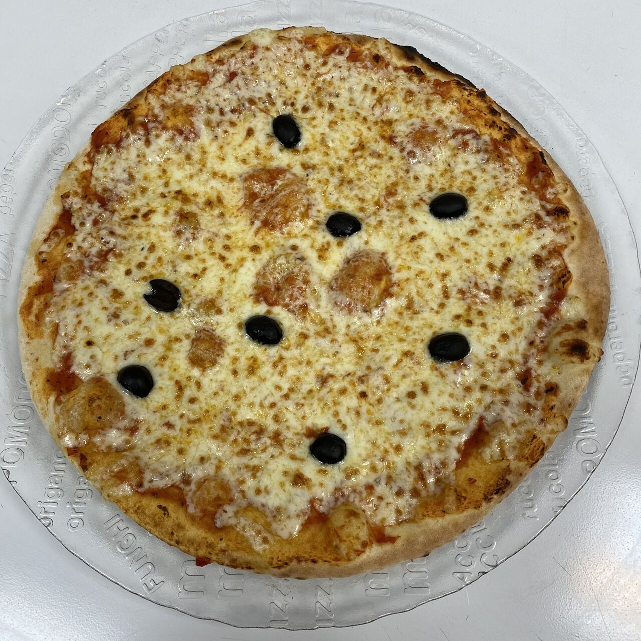 Pizza Marguerite
Sur fond de tomate, Mozzarella, olives, origan