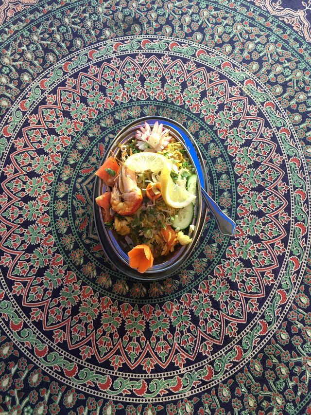 Délice de riz mijoté avec du poulet agneau crevettes gambas aux épices fruits secs et noix de cajou