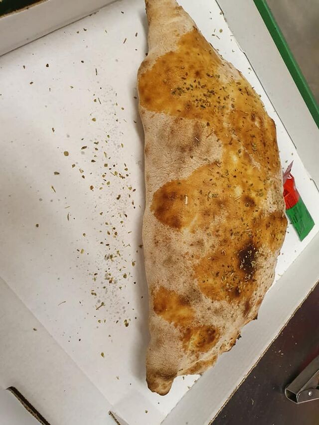 Calzone
Tomate, Fromage, Jambon, Champignons, Oeuf 