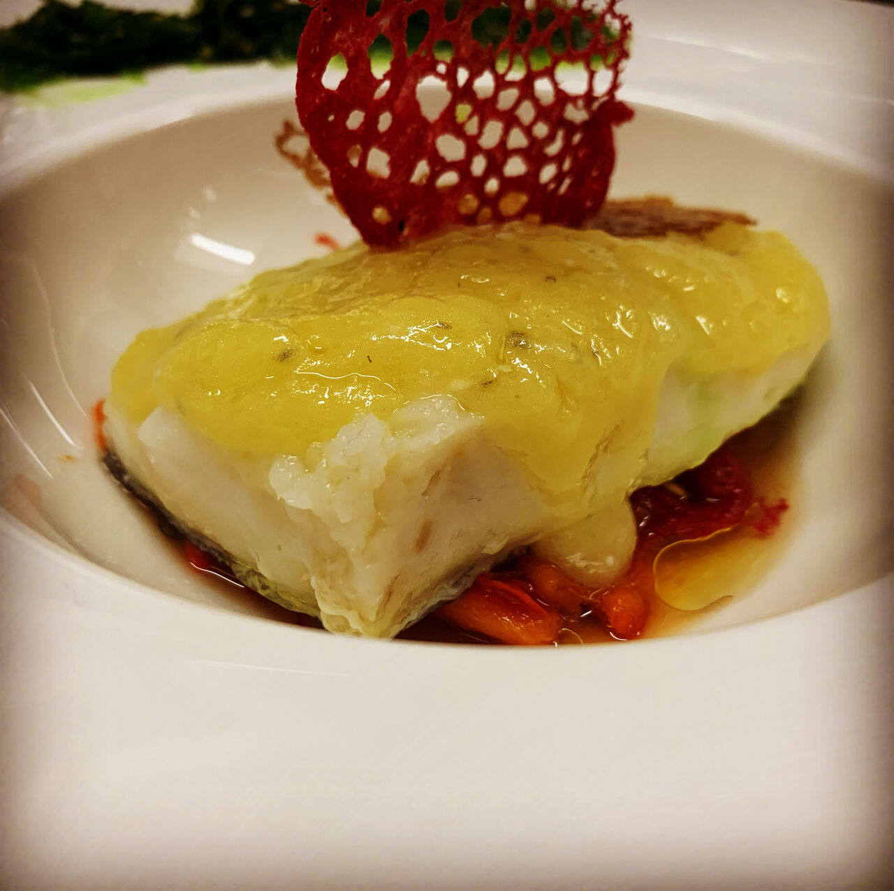 Al rico bacalao con su pil-pil... y que decir de nuestros deliciosos pimientos rojos asados que lo acompañan.