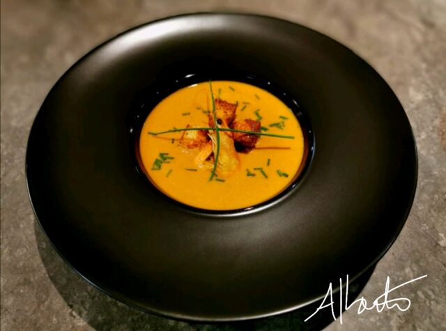 Bisque de Gambas au paprika fumé, thym et ciboulette.