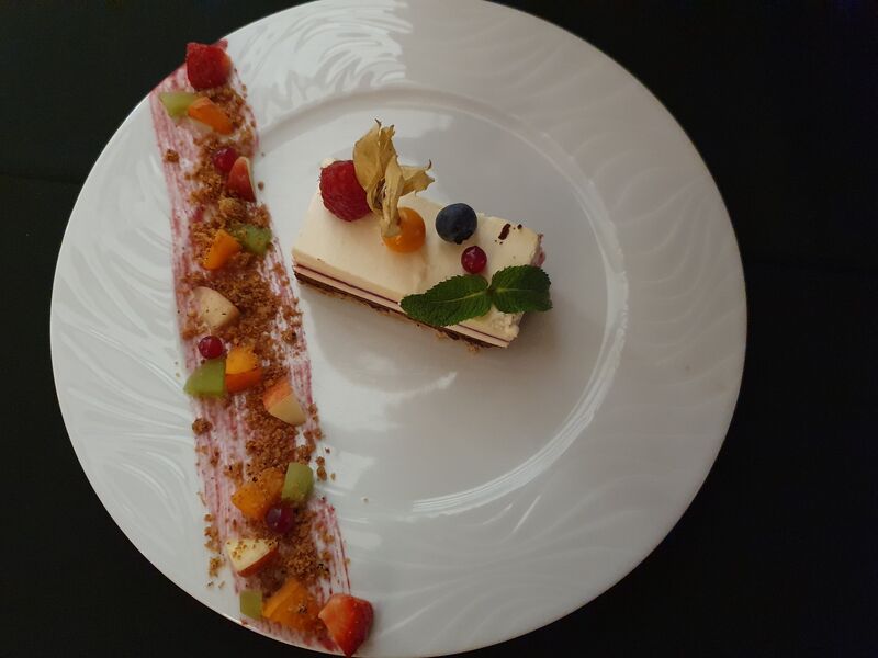 Douceur tonka, un trait de fruits rouges et son crumble noisette