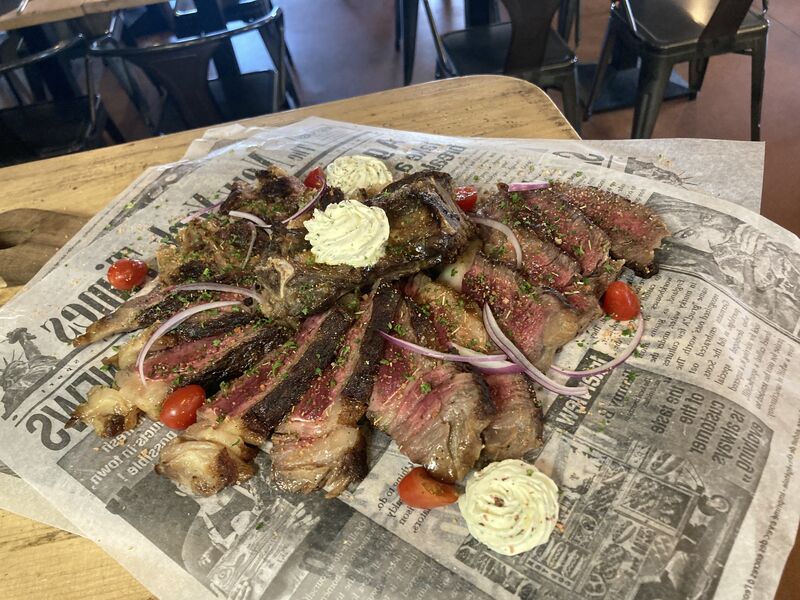 Côte de bœuf à la braise chez JOE’S…