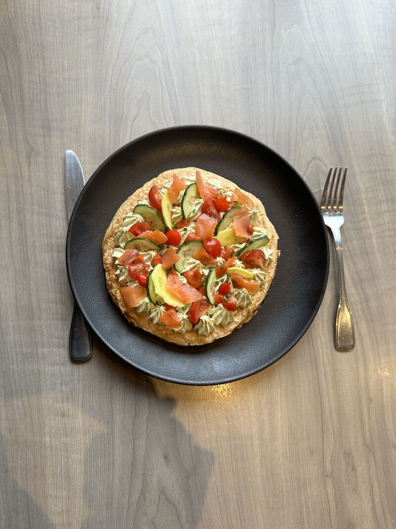 Tarte au saumon fumé, crudités, guacamole sur un pancake salé fait maison 