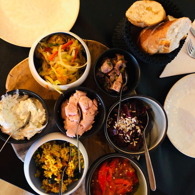 Assortiment de mezzes grecs, accompagné de viandes 17€/pp, poissons 19€ ou suggestions chaudes végétariennes 15€! 