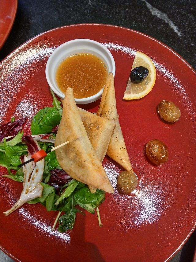 Samossas de veau aux olives noires et citron, mesclun parfumé 