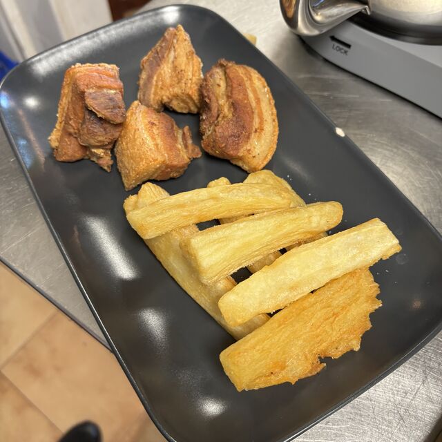 Chicharrón de cerdo con yuca 