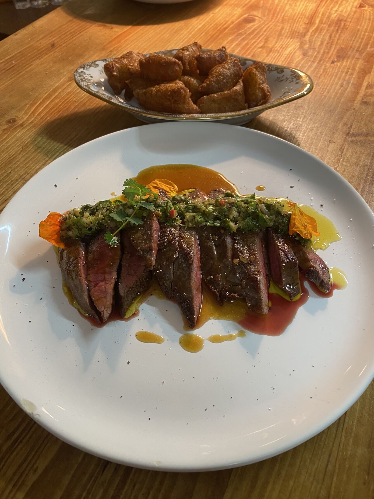 Bavette sauce chimichurri, pommes dauphines maison