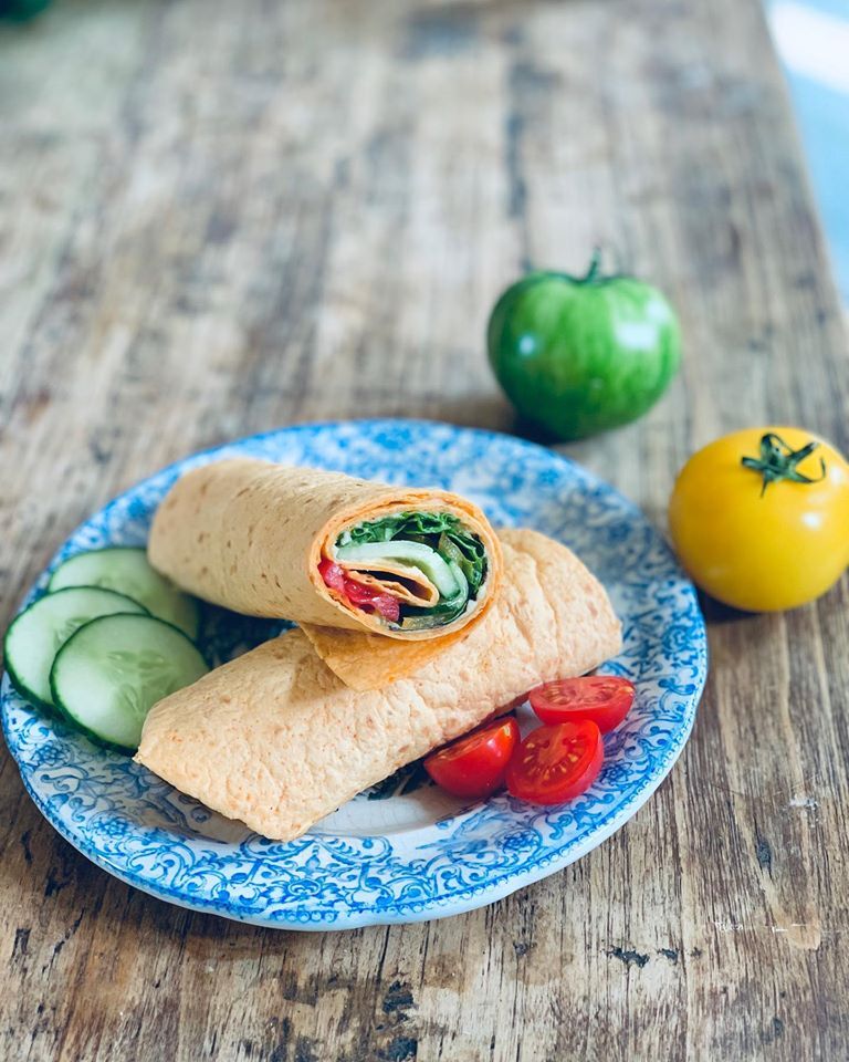 Un peu de fraicheur avec le wrap crudités au houmous maison.
