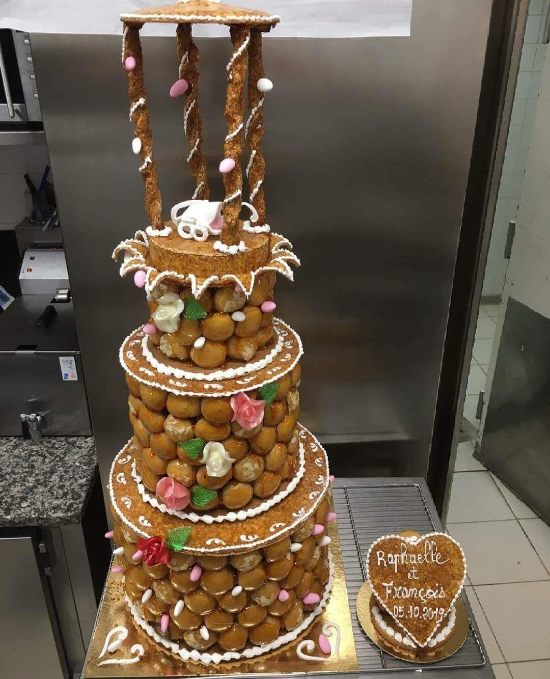 Pièce montée pour 60 personnes ainsi qu'une part sans lactose mise à part.