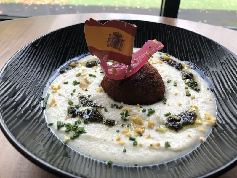 Velouté de choux fleur, croqueta de jambon serrano et huile de truffes