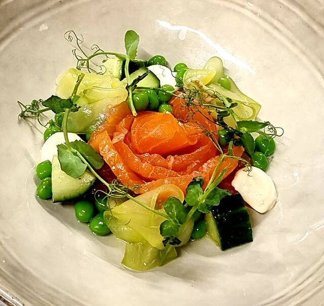 -LE SAUMON
En gravlax, déclinaison de concombre et petit pois