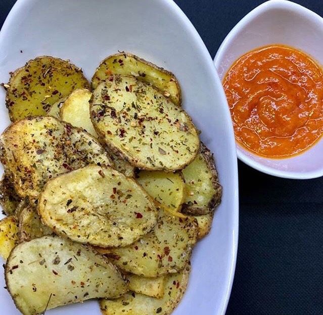Nuestras bravas especiadas con salsa picantona