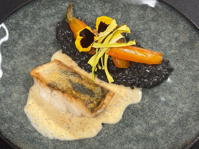 Filet de sandre, risotto à l'encre de seiche & carottes glacées au beurre d'agrumes
