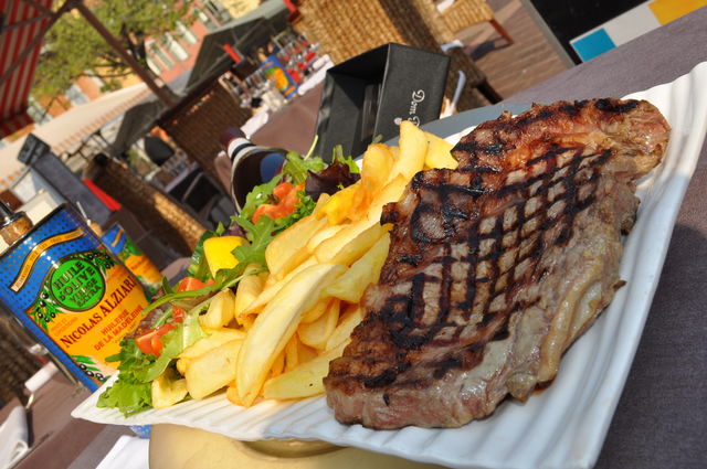 grill rib steak
entrecôte grillée
