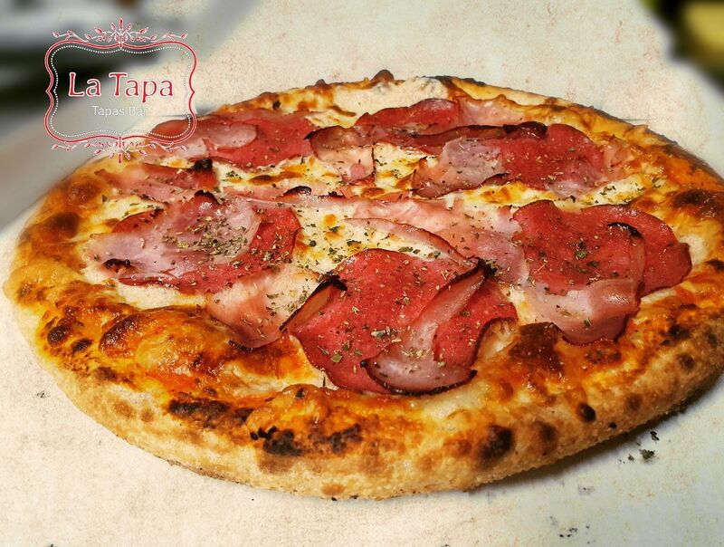 Schinken Salami Pizza aus dem Steinofen