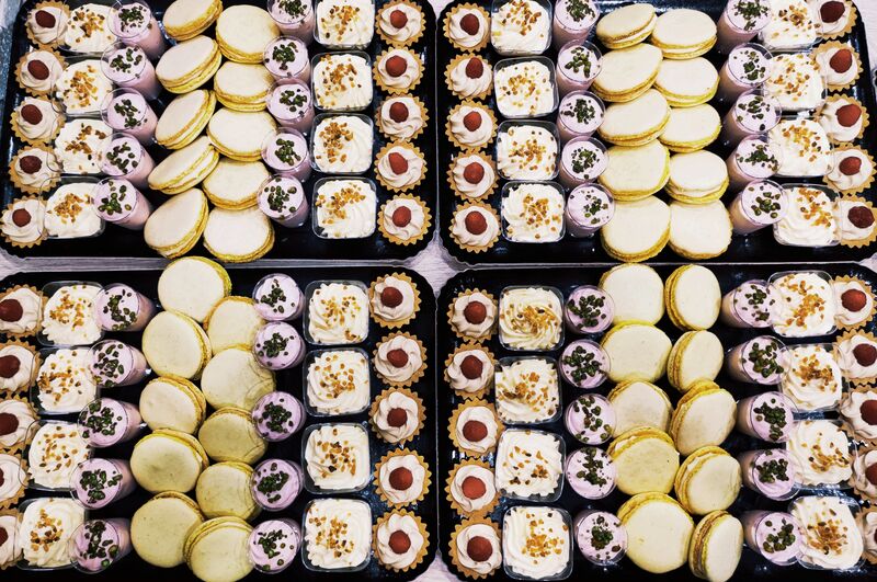 Tiramisu mirabelles-speculoos
Tartelette vanille-framboise
Macaron au citron
Verrine de framboise, éclats de pistache
