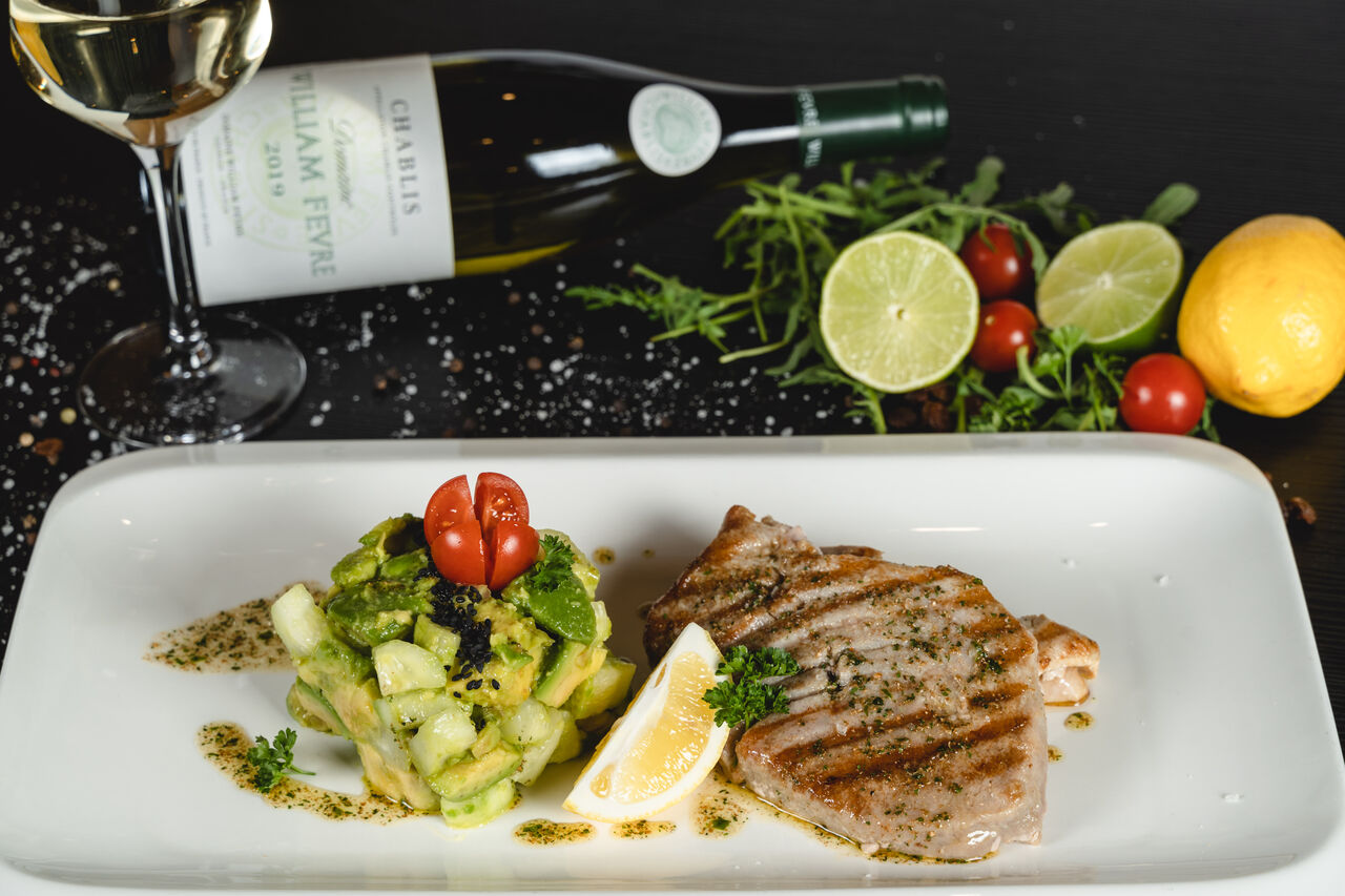 Tuna steak u umaku od korijandera sa salsom od avokada i krastavaca