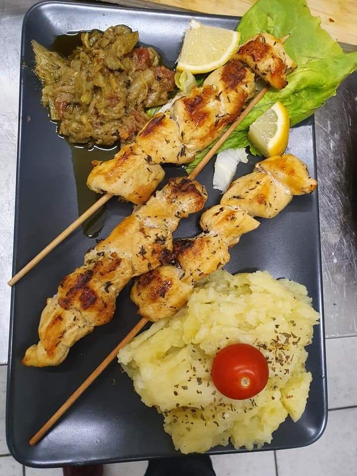 Brochettes marinées et son écrasé de pommes de terres 