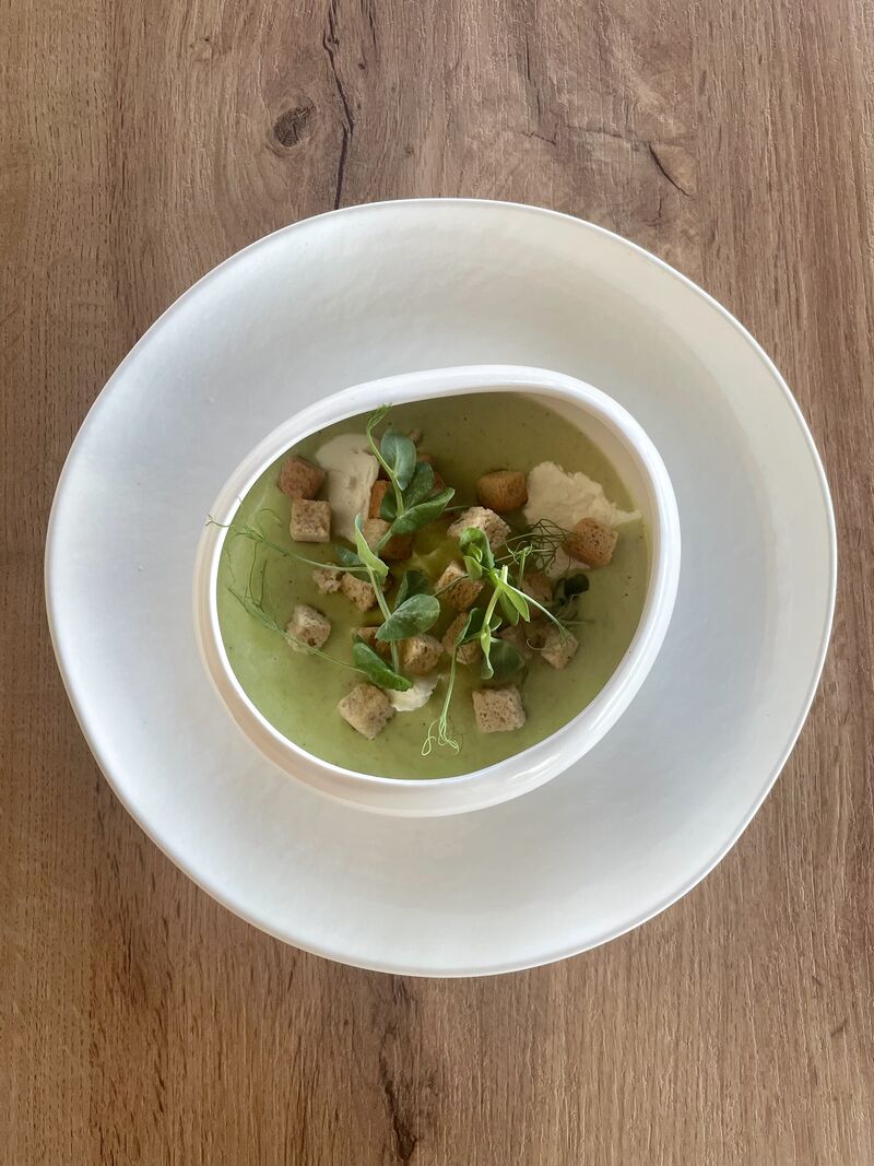 Oeuf poché, crème de pois, fromages frais et croûtons
