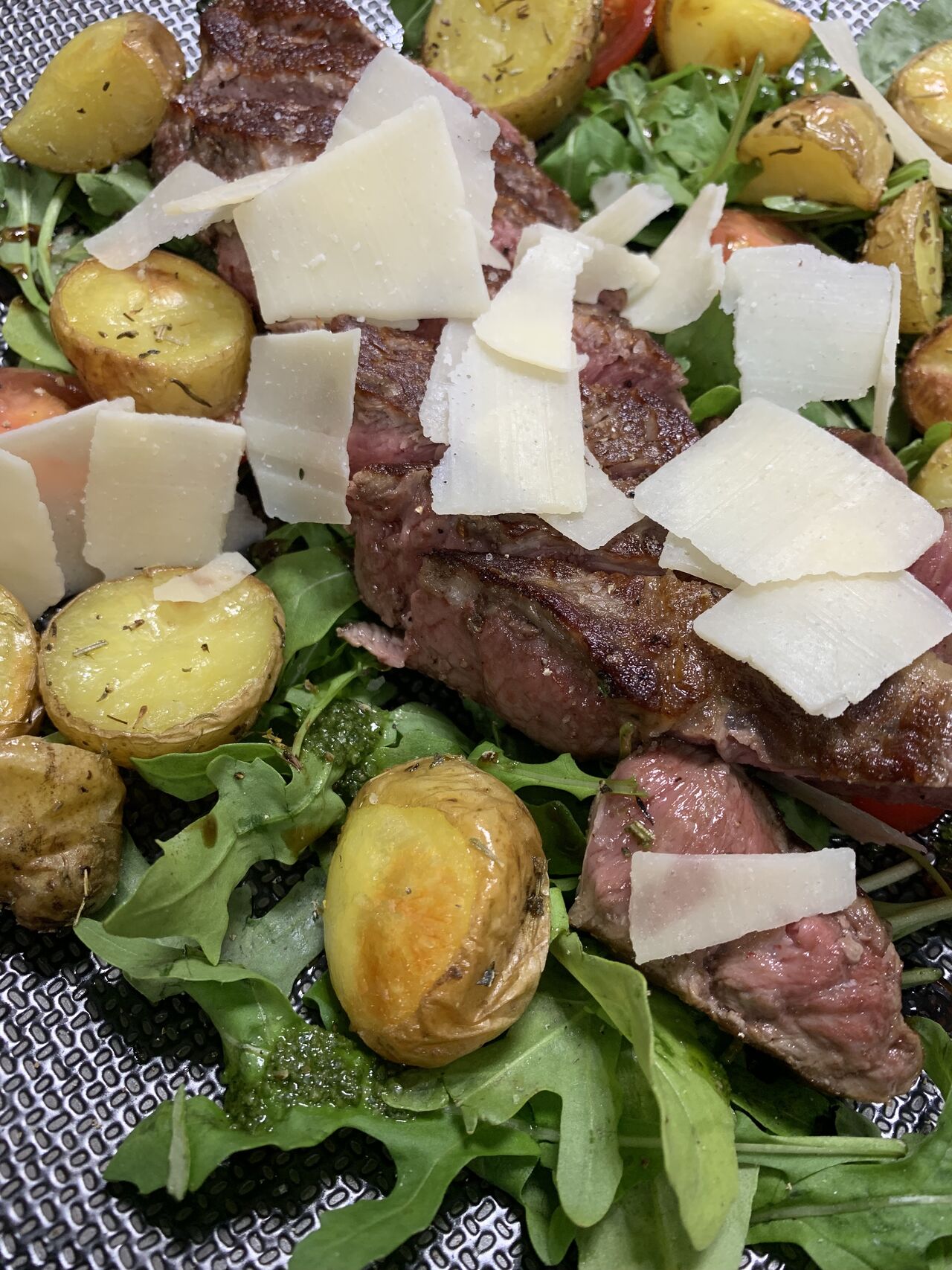 La Tagliata de Boeuf de Champagne-Ardennes,Pommes de Terre Grenaille, Roquette, Tomates Cerises,
Pétales de Grana Padano et Bas
