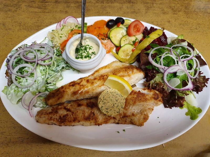 Salatplatte mit Zanderfilet