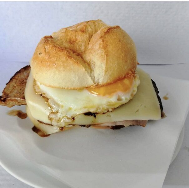 Prego em Pão com Ovo