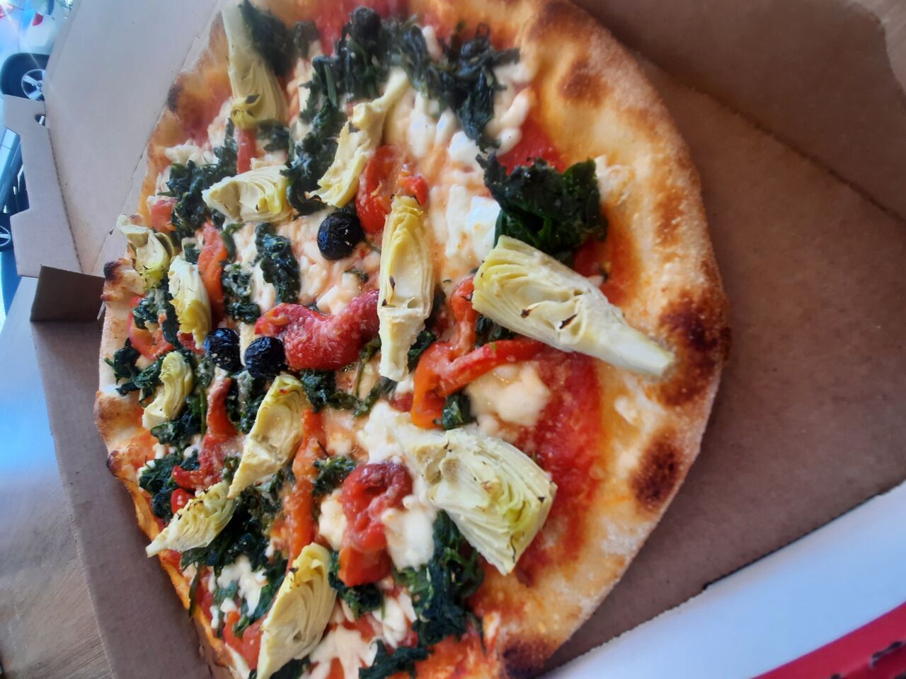 végétarienne , base tomate san marsano mozzarella épinard cuisine avec persiade poivron cuisiné , artichaut grana padano 