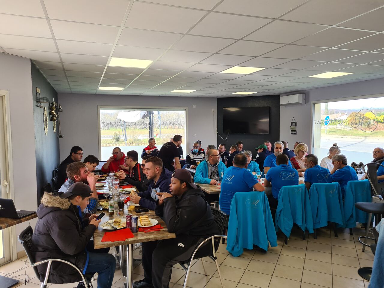 Petit repas pour la pétanque et le poker quand c'était le dimanche 