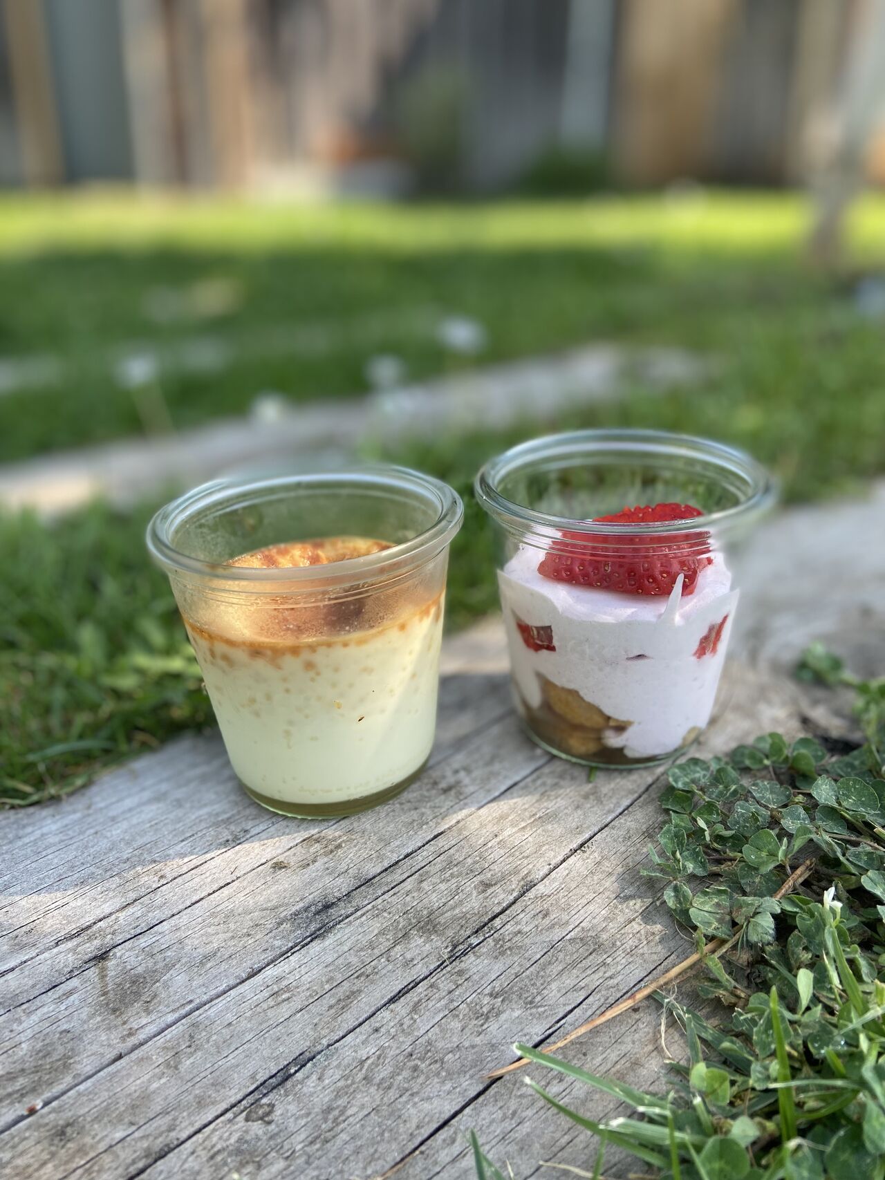 Crème caramel et comme une charlotte aux fraises