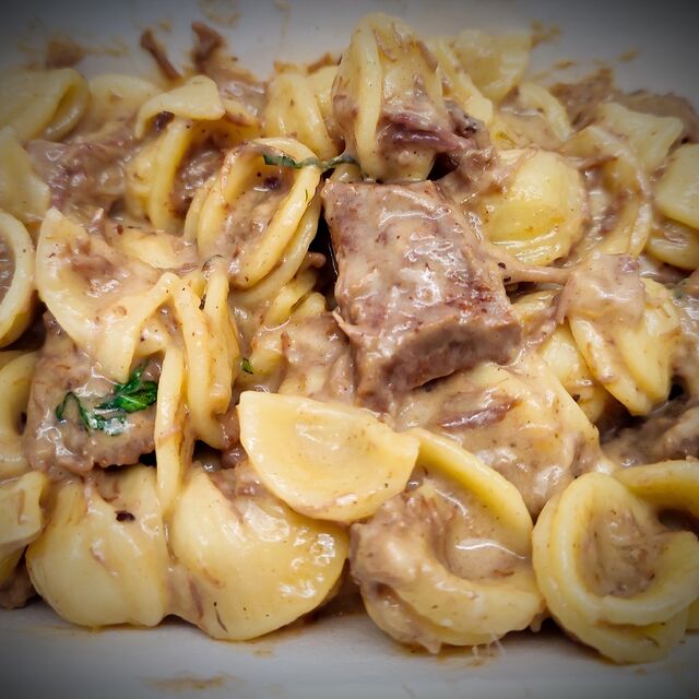 Orecchietés au sauté de bœuf crémé, basilic, emmental et mozzarella râpée