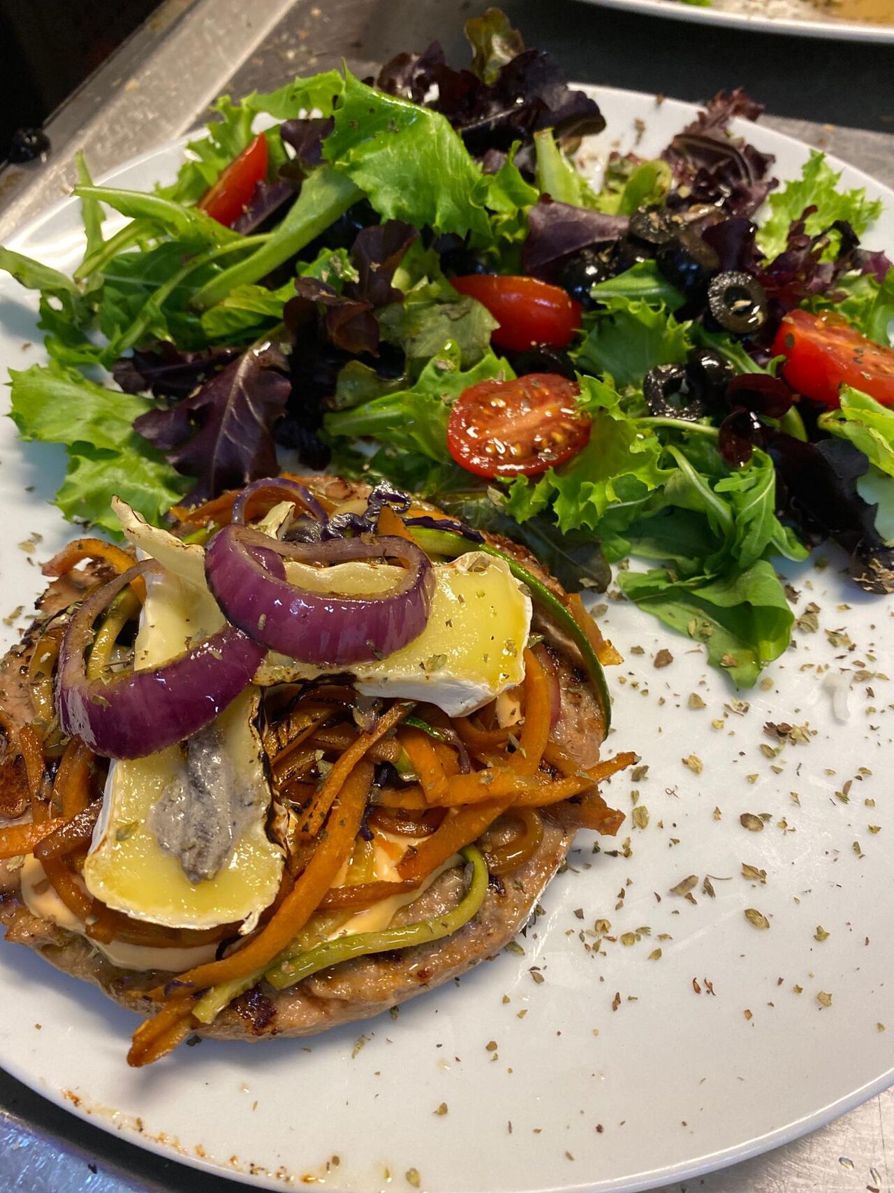 Sabores do Mundo com Legumes salteados com Soja e Brie caramelizado e uma maionese de malageta caseira
