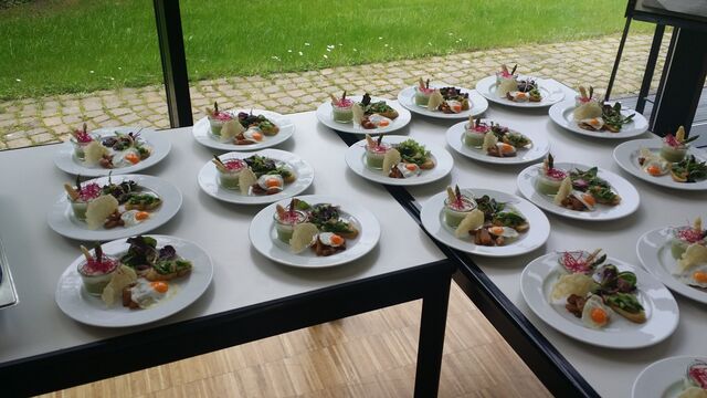 Spargelmousse von grünem und weißem Spargel mit geröstetem Baguette unter Spargelsalat mit Wachtelei und Parmesanchip